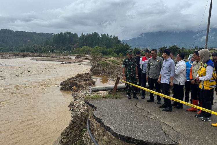 Wakil Presiden (Wapres) RI Gibran Rakabuming saat meninjau langsung Jembatan Aih Bobo di Desa Rigep, Kabupaten Gayo Lues, Provinsi Aceh, Rabu (17/12/2025).
