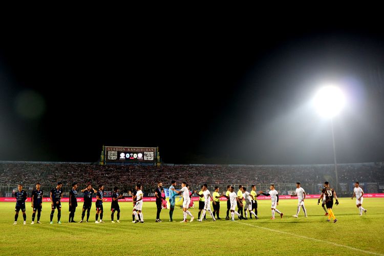 Suasana uji coba Arema FC melawan RANS Nusantara FC yang berakhir dengen skor 4-0 di Stadion Kanjuruhan Kabupaten Malang, Selasa (7/6/2022) malam.
