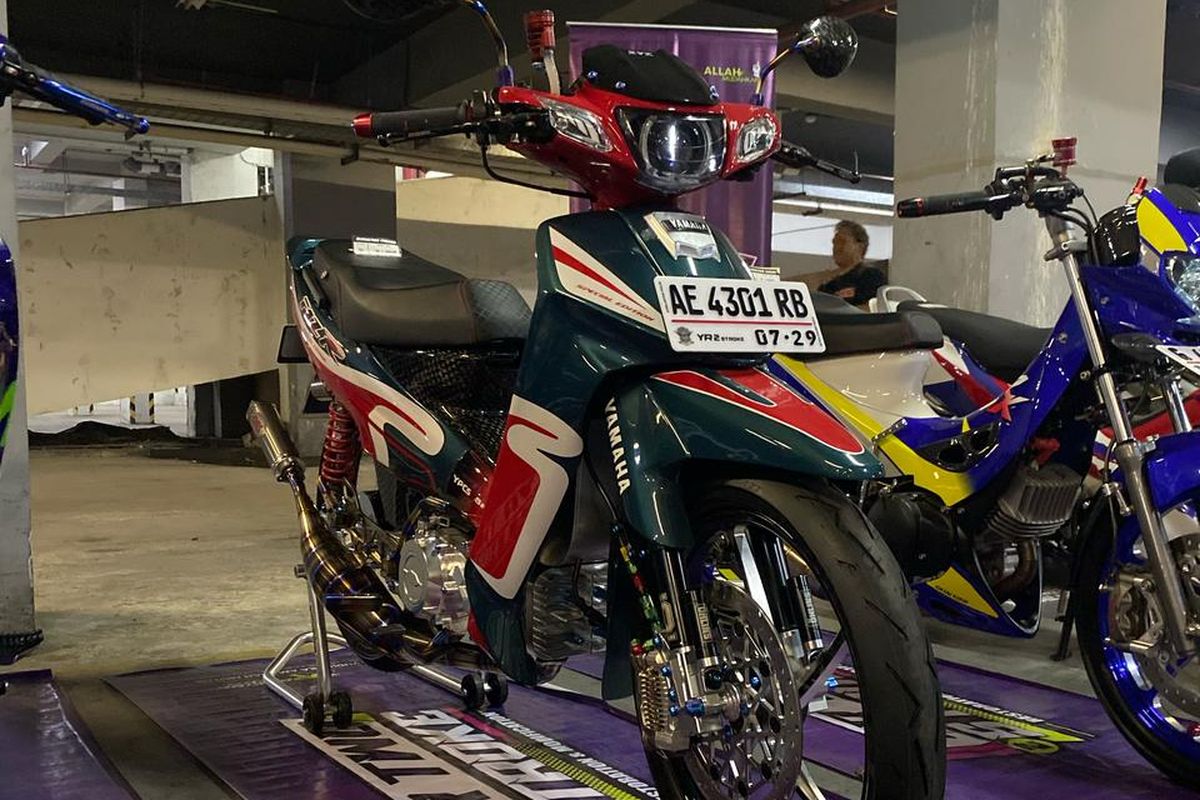 F1ZR Caltex bukanlah motor biasa. Dikenal sebagai edisi spesial, motor ini dirilis antara tahun 2001 hingga 2003 dan menjadi salah satu yang paling dicari di pasar. 