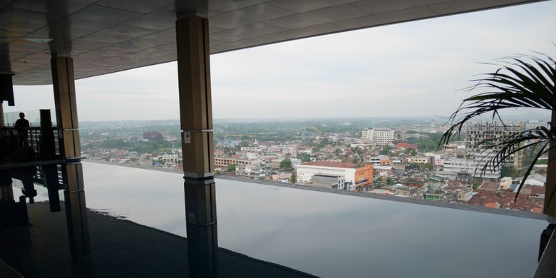 Swimming poll rooftop indoor di Fox Harris Hotel Pekanbaru, Riau, Kamis (8/3/2018).