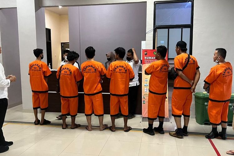 Tujuh tersangka kredit fiktif BPRS Bangka Belitung cabang Toboali ditahan polisi, Rabu (12/10/2022).
