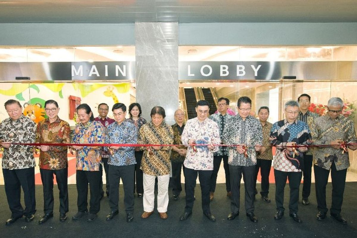 Pemotongan pita sebagai simbolisasi peresmian gedung Women And Children Centre RS Pantai Indah Kapuk oleh Bapak Anthony Salim, Presiden Komisaris Salim Group. 