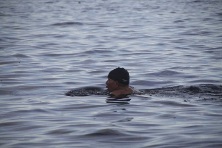 Aim (55) ASN Disbudpora Tarakan saat berenang menyeberangi perairan Sebatik menuju Nunukan berjarak sekitar 1,680 mil dalam rangka memperingati HUT RI 75 