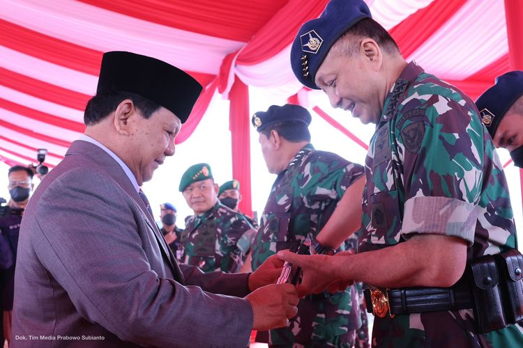 Menteri Pertahanan Prabowo Subianto memberikan pistol produksi PT Pindad (Persero) sebagai cenderamata kepada Kepala Staf Angkatan Darat (KSAD) Jenderal Dudung Abdurachman, Kepala Staf Angkatan Laut (KSAL) Laksamana Yudo Margono, dan Kepala Staf Angkatan Udara (KSAU) Marsekal Fadjar Prasetyo.