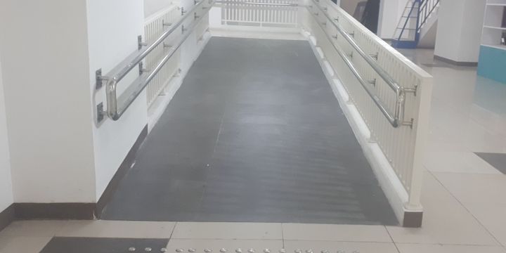 Fasilitas ramp untuk masuk ke dalam lift bagi para atlet Asian Para Games 2018 di Para Village, Kemayoran. Foto diambil Selasa (25/9/2018).