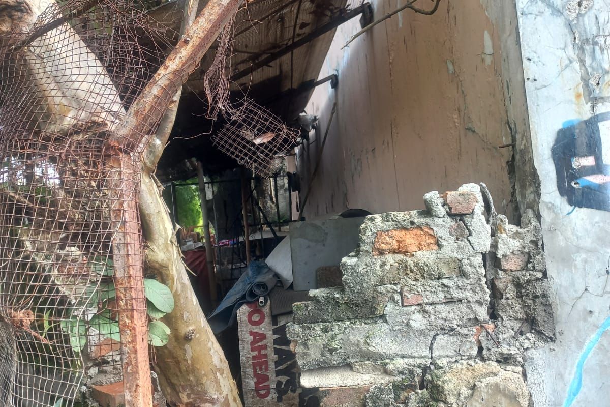 Tembok rumah kos di Jalan Nangka, Gang Sawo, RT 012 RW 004, Tanjung Barat, Jakarta Selatan, dijebol terduga maling untuk melancarkan aksinya mengambil motor korban, pada Sabtu (18/3/2023).