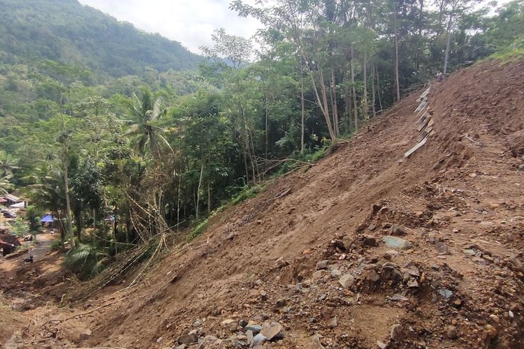 Tanah longsor pada puncak bukit di Pedukuhan Plampang II, Kalurahan Kalirejo, Kapanewon Kokap, Kabupaten Kulon Progo, Daerah Istimewa Yogyakarta. Longsor berbarengan dengan banjir di bukit akibat air berlebih tidak muat masuk gorong-gorong.