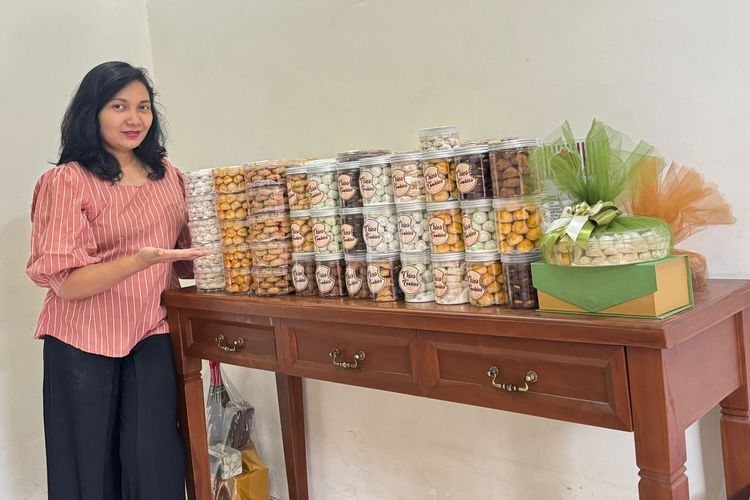 Rosalia Andriani, Owner Chics Cookies, UMKM Kue Kering, dengan produk-produknya