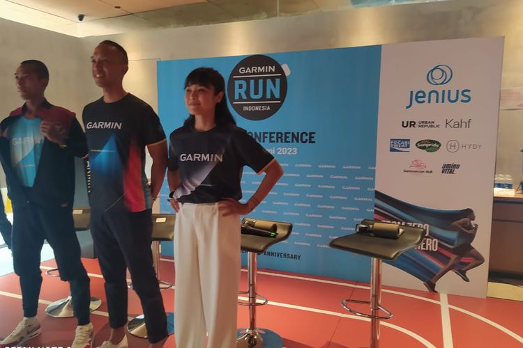Peraih medali emas marathon putra SEA Games Hanoi 2023 Agus Prayogo (kiri) pada Rabu (21/6/2023) di Jakarta tatkala meluncurkan rencana pergelaran lari Garmin Run pada 24 September 2023 di Uptown Park, Summarecon Mall Serpong, Kabupaten Tangerang, Provinsi Banten.
