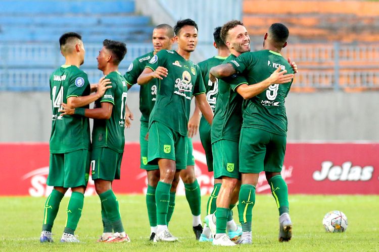 Pemain Persebaya Surabaya berpelukan seusai pertandingan pekan ke-20 Liga 1 2022-2023 melawan Bhayangkara FC yang berakhir dengan skor 2-1 di Stadion Gelora Joko Samudro Gresik, Senin (23/1/2023) sore.