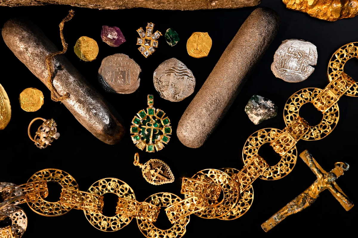 Koin emas dan batu permata, harta karun yang ditemukan di kapal karam Spanyol bernama Nuestra Senora de las Maravillas, di Spanyol.