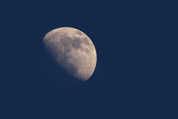 Fenomena blue moon (bulan biru) akan muncul pada Minggu (41/5/2026). Lantas, sesuai namanya, benarkah warna bulan jadi biru? 