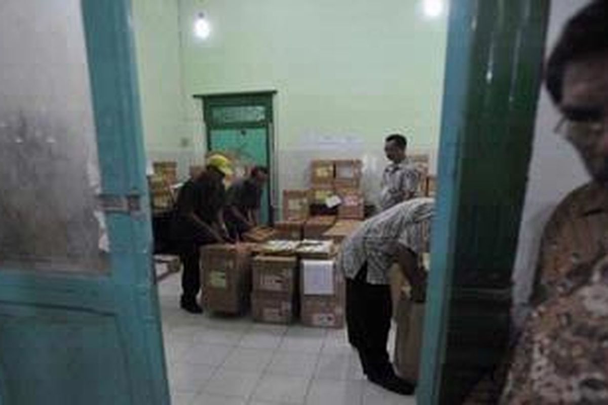 Ilustrasi: Aparat kepolisian yang bertugas mengamankan sekolah-sekolah tempat ujian nasional (UN) di Kota Bogor akan berbusana batik, Senin (18/4/2011).