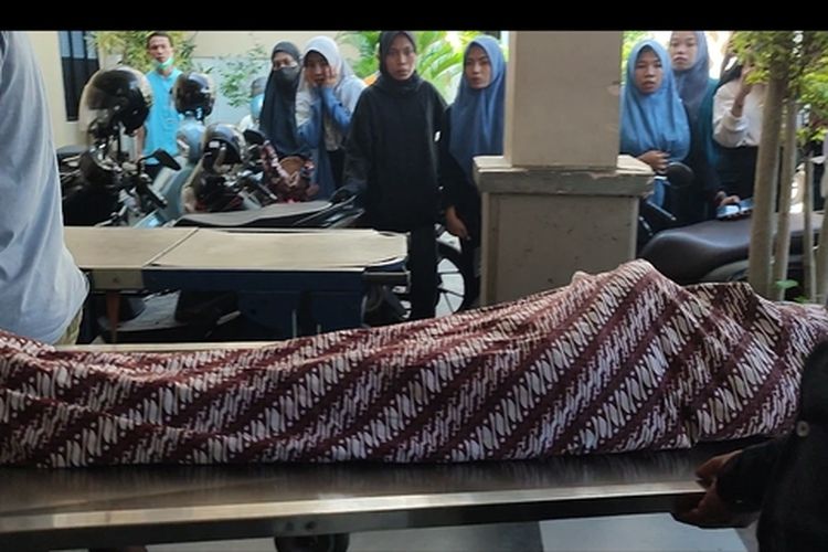 Jenazah NI (13), santriwati yang diduga menjadi korban kekerasan di Ponpes Al Aziziyah Lombok Barat, meninggal dunia, Sabtu (29/6/2024). Jenazah dibawa ke RS Bhayangkara Polda NTB untuk diotopsi