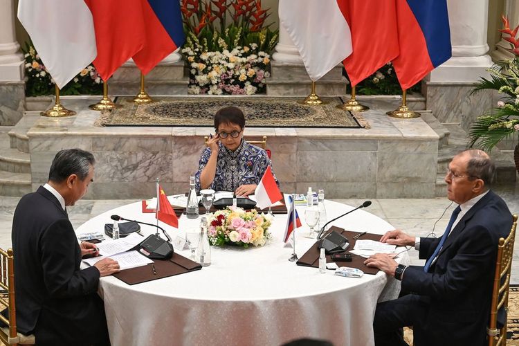 Menteri Luar Negeri (Menlu) Retno L. P. Marsudi bertemu diplomat senior China Wang Yi dan Menteri Luar Negeri Rusia, Sergey Lavrov di Gedung Pancasila, Kemenlu, Jakarta Pusat, pada Rabu (13/7/2023).