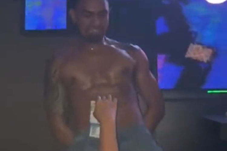 Sebuah video yang memperlihatkan beberapa pria berjoget erotis dengan kondisi bertelanjang dada viral di media sosial. 