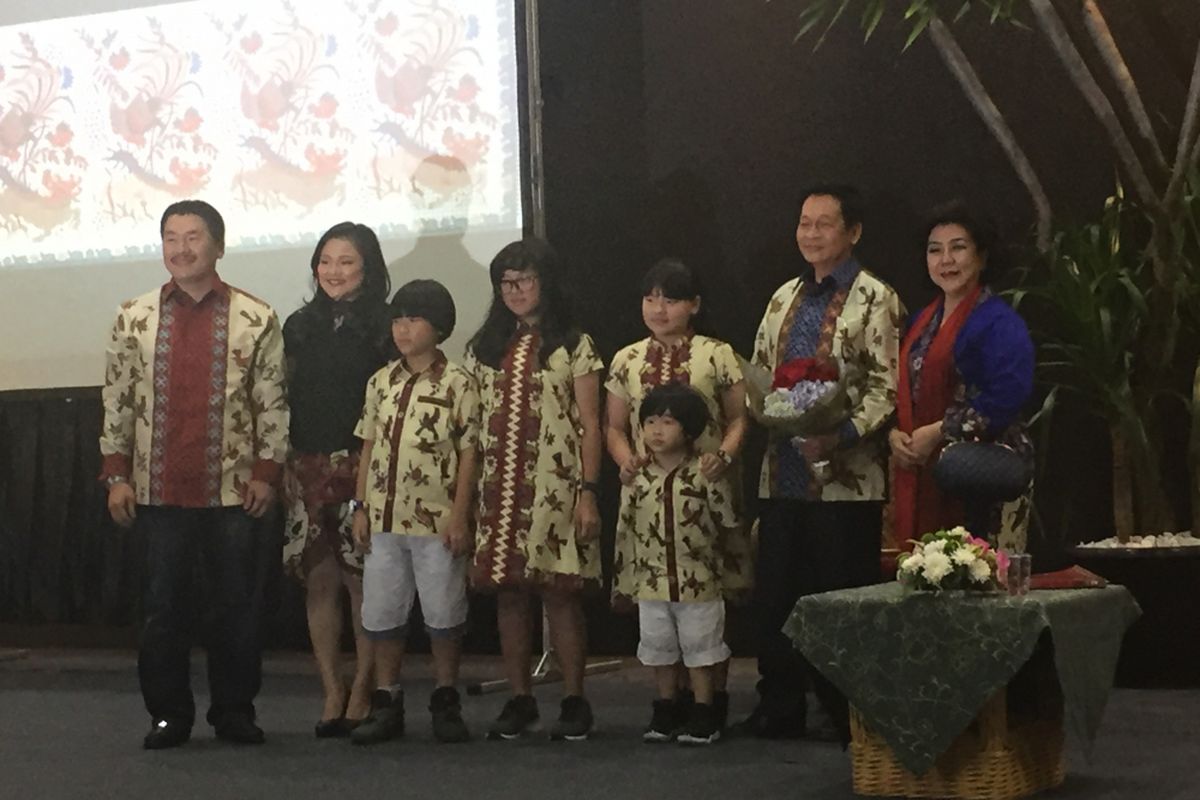 Hartono Sumarsono (kedua dari kanan) bersama keluarga di acara peluncuran buku Batik Betawi, Jakarta Convention Center, Jakarta, Rabu (5/4/2017)