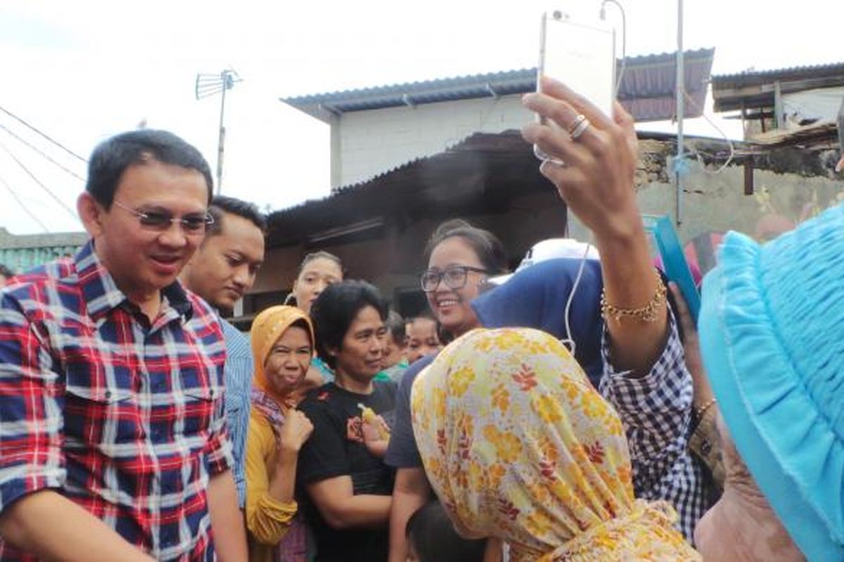 Calon gubernur DKI Jakarta Basuki Tjahaja Purnama atau Ahok saat berkampanye di Jalan Cipinang, Ciracas, Jakarta Timur, Kamis (2/2/2017).