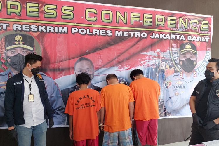 Satreskrim Polres Metro Jakarta Barat memperlihatkan tersangka pembobolan rumah mewah di kawasan Tanjung Duren, Grogol, Petamburan, Jakarta Barat, Kamis (14/7/2022).