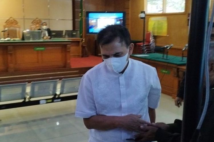 Mantan Wali Kota Cimahi Ajay M Priyatna berjalan ke luar ruangan sidang usai menjalani sidang vonis di Pengadilan Negeri Bandung, Kota Bandung, Jawa Barat, Senin (10/4/2023).