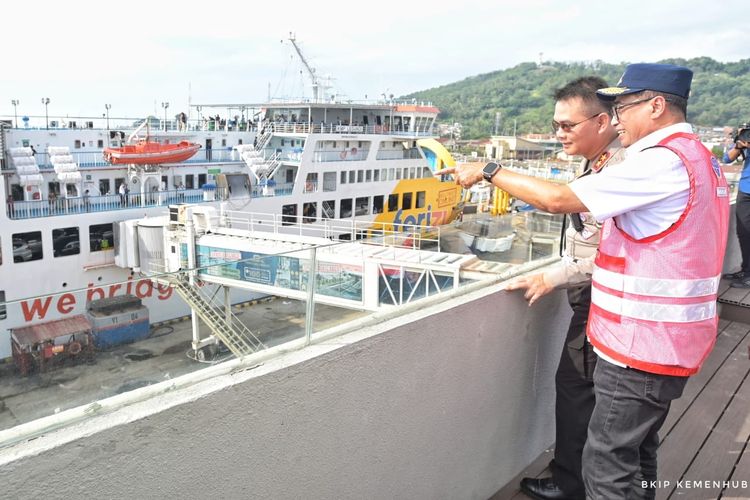 Menteri Perhubungan (Menhub) Budi Karya Sumadi saat meninjau Pelabuhan Merak–Bakauheni, Sabtu (24/12/2022).