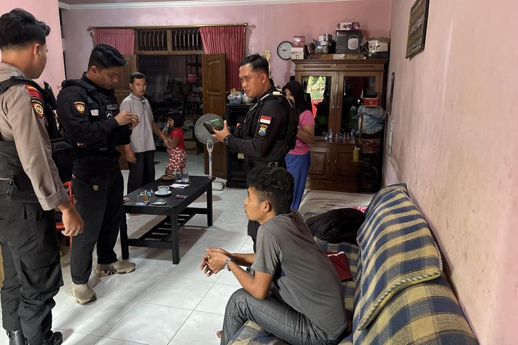 Pelaku penculikan pelajar di Jember saat ditangkap polisi.