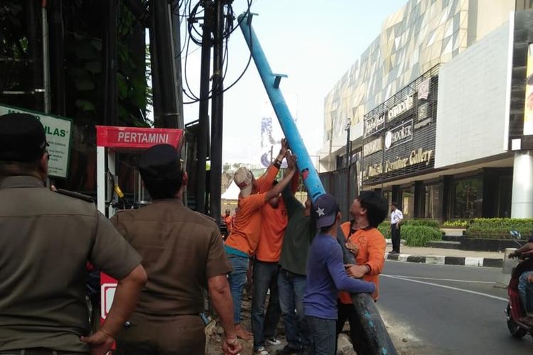 Satpol PP Jakarta Selatan tertibkan tiang reklame di kawasan Kemang, Mampang Prapatan, Jakarta Selatan, Kamis (4/7/2019)