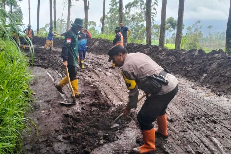 Sejumlah petugas gabungan tengah membersihkan material lumpur akibat longsor di Kecamatan Kertasari, Kabupaten Bandung, Jawa Barat pada Kamis (31/11/2023)