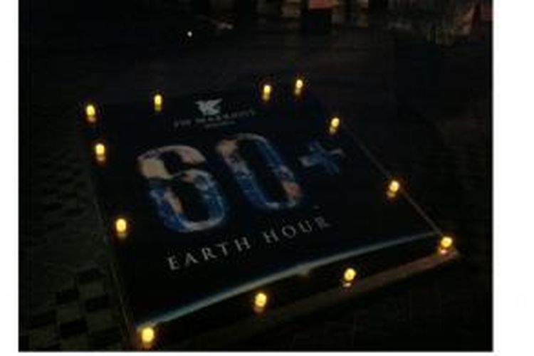 Suasana 'Earth Hour' yang turut diselenggarakan di Hotel JW Marriott Jakarta, Mega Kuningan, Jakarta Selatan, Sabtu (28/3/2015).
