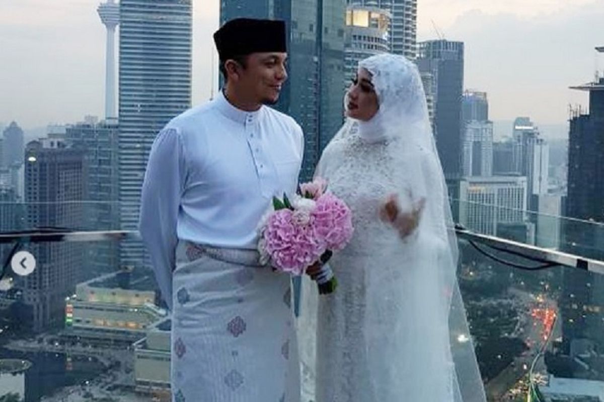 Laudya Cynthia Bella dan suaminya, Engku Emran, setelah menikah di Kuala Lumpur, Malaysia, Jumat (8/9/2017).