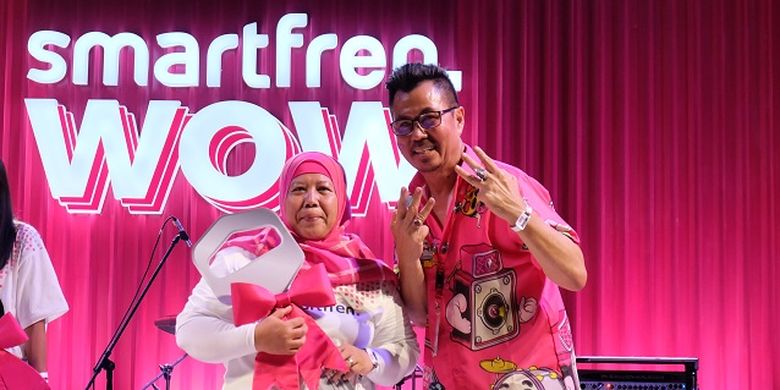 Miftahul Jannah (48) saat menerima hadiah secara simbolis di acara Smartfren Wow Fest di Ecovention Ancol, Jakarta Utara, Minggu (12/11/2019)