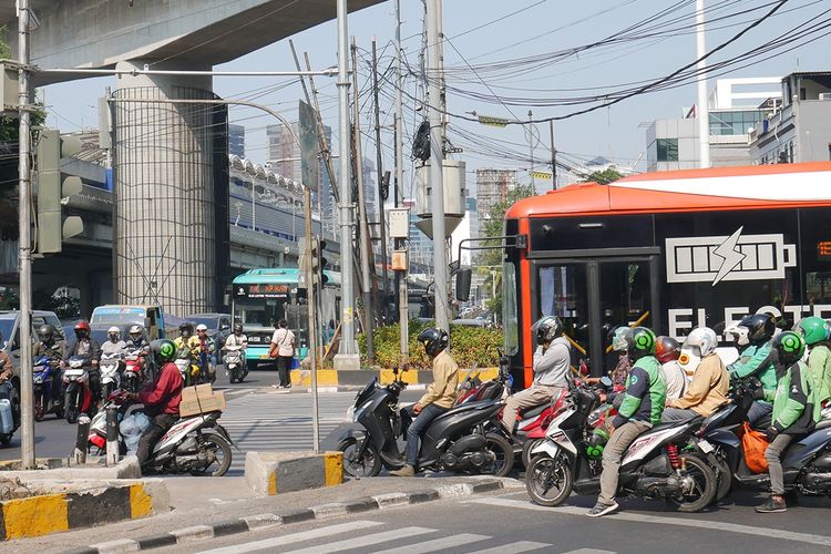 Potret lalu lintas yang kurang tertib.