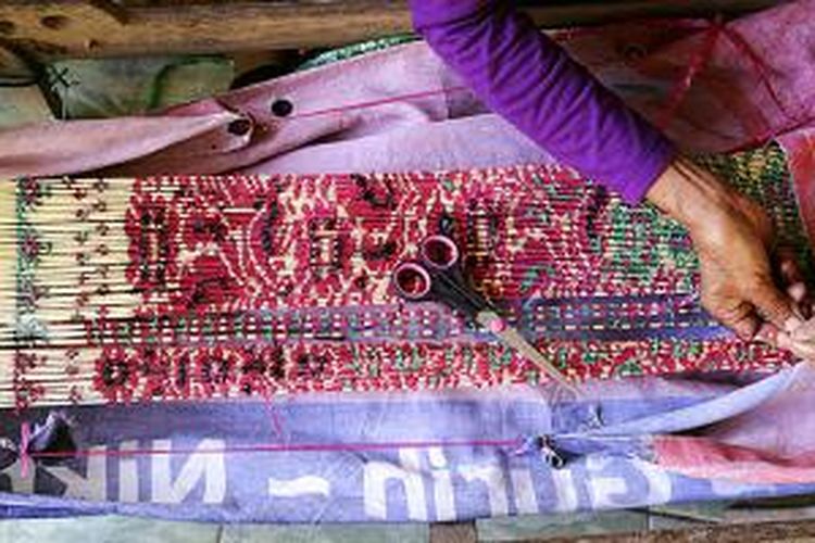 Proses membuat motif pada tenun ikat di kelompok tenun di Desa Balla, Pulau Raijua, Sabu Raijua, Nusa Tenggara Timur. 
