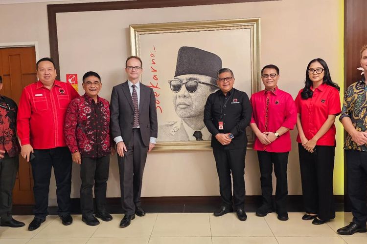 Sekretaris Jenderal PDI-P Hasto Kristiyanto saat menerima audiensi Duta Besar Inggris untuk Indonesia, Dominic Jermey di Kantor DPP PDI-P, Jalan Diponegoro, Menteng, Jakarta, Jumat (27/10/2023).