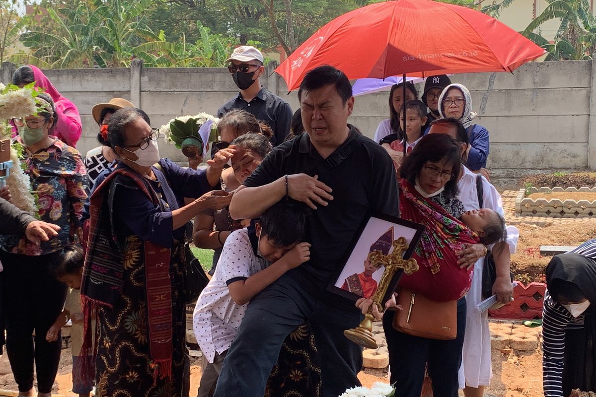 A (7) anak yang meninggal dunia usai operasi amandel di Rumah Sakit (RS) Kartika Husada Jatiasih, dimakamkan di tempat pemakaman umum (TPU) Padurenan, Kecamatan Mustikajaya, Bekasi, Rabu (4/10/2023).