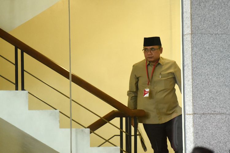 Mantan Menteri Agama Yaqut Cholil Qoumas berjalan menuju ruang pemeriksaan di Gedung Merah Putih KPK, Jakarta, Selasa (16/12/2025). KPK kembali memeriksa Yaqut Cholil Qoumas sebagai saksi dalam penyidikan kasus dugaan korupsi kuota haji khusus 2024.