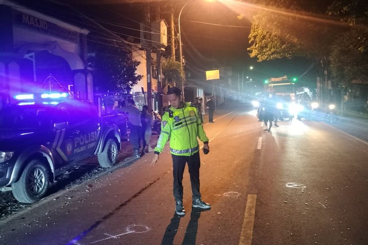 Petugas kepolisian menunjukkan lokasi kecelakaan lalu lintas yang terjadi di Jalan Raya Desa Cerme kidul, Kecamatan Cerme, Gresik, Jawa Timur, Kamis (13/11/2025).