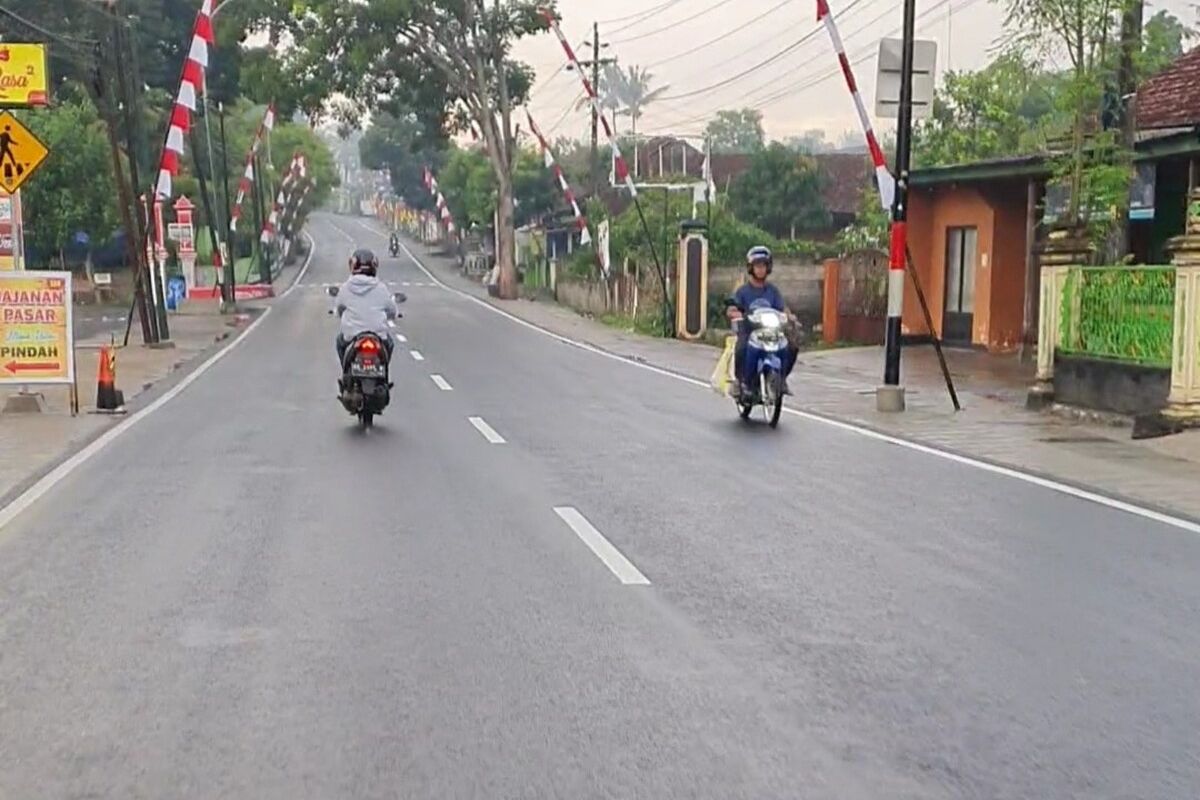 Warga melintas di Jalan Baron- Mulo, Karangrejek, Wonosari, Gunungkidul. Selasa (30/1/2024) pagi