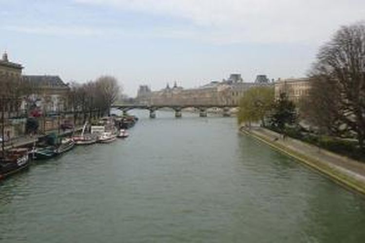 Sungai Seine yang bersih di Paris, Perancis.