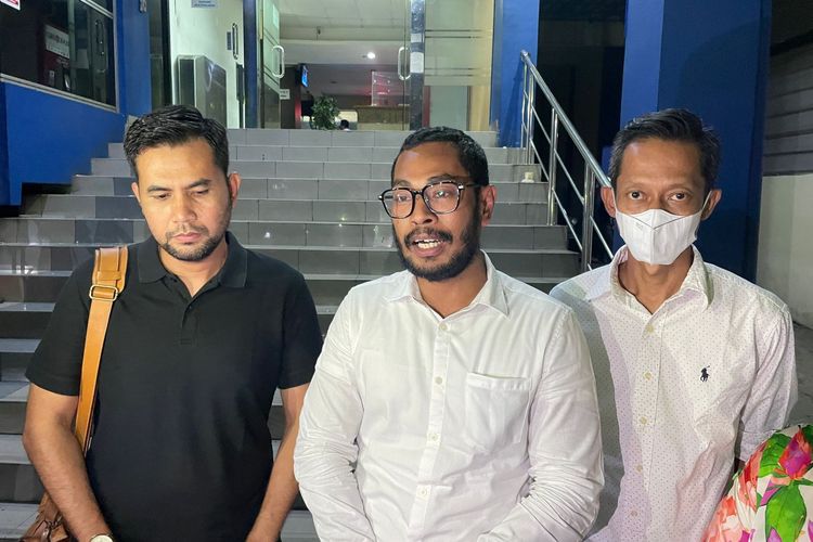 Kuasa Hukum Visinema Pictures, Muhammad Aris Marasabessy (tengah) usai melaporkan dugaan pembajakan film Mencuri Raden Saleh di Mapolda Metro Jaya, Rabu (21/9/2022).
