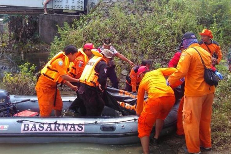 Tim SAR saat melakukan evakuasi jenasah pencari ikan yang tenggelam di Sungai Rowo,  Kabupaten Pati,  Jateng,  Minggu (26/2/2017) siang.  