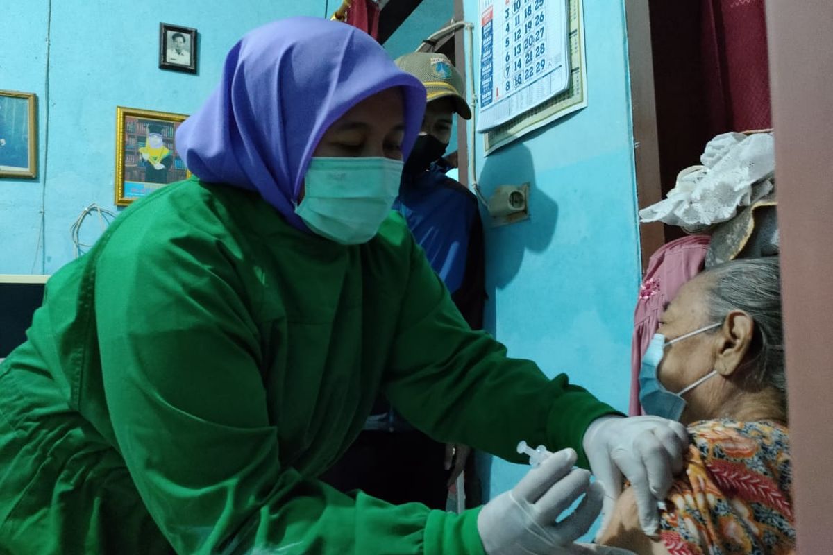 Program vaksinasi doorstop kerumah warga dilakukan Kelurahan Utan Panjang, Jakarta Pusat, Jumat (21/1/2022).