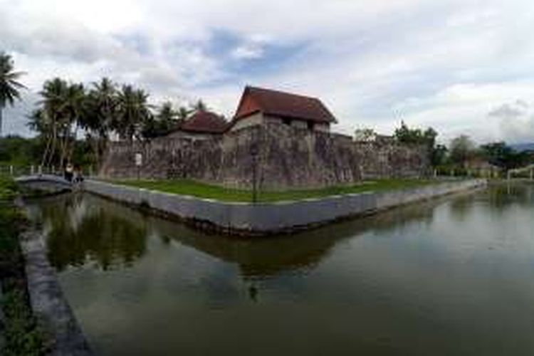 Benteng Bernaveld di Pulau Bacan, Labuha, Halmahera Selatan, Maluku Utara merupakan benteng peninggalan Portugis, Spanyol dan Belanda.