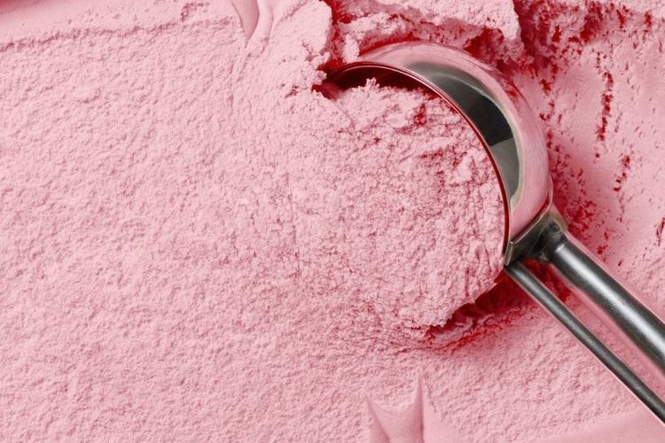 Es krim memiliki tekstur yang lebih ringan dan creamy, sedangkan gelato lebih padat.