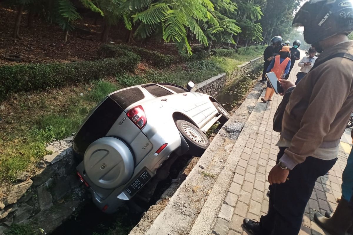Sebuah mobil Daihatsu Terios B 1099 TFP terperosok ke dalam selokan di Jalan Pulolio, Kelurahan Jatinegara, Kecamatan Cakung, Jakarta Timur, akibat sopir angkat telfon saat menyetir, Selasa (17/9/2019).