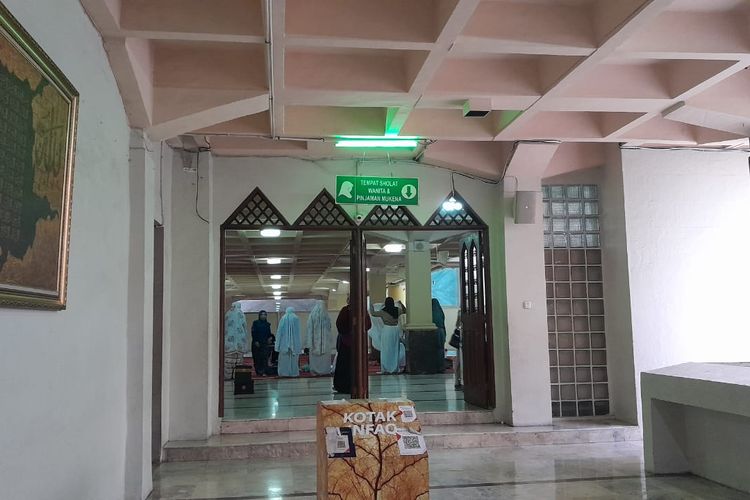 Tempat ibadah bagi perempuan dan lokasi peminjaman mukena di Masjid Raya Bandung