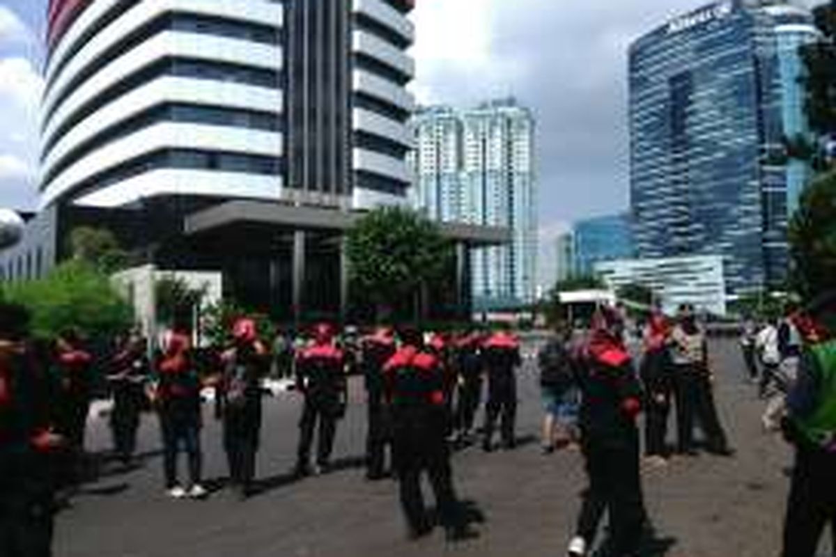 Puluhan masa pengunjuk rasa yang berasal dari kalangan buruh, akhirnya tiba di gedung baru KPK di Kuningan, Jakarta Selatan. Penjagaan kepolisian pun diperketat dengan membentuk barikade di depan jalan dan pintu masuk gedung KPK. Kamis (2/6/2016).