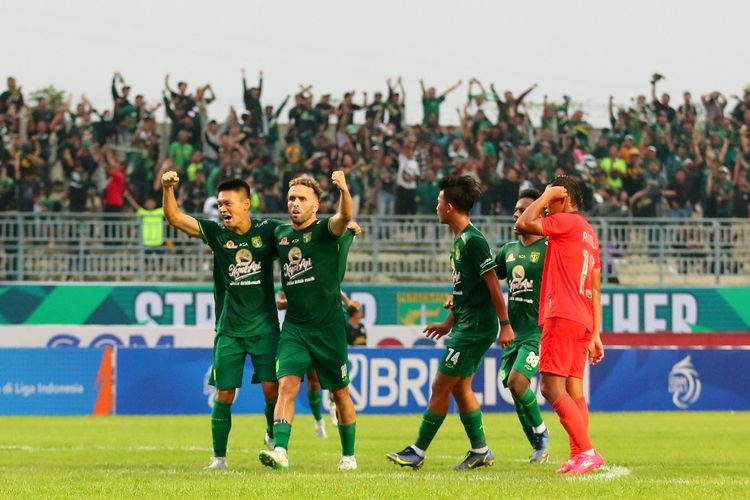 Pemain Persebaya Surabaya Sho Yamamoto dan Ze Valente selebrasi seusai menjebol gawang Borneo FC saat pertandingan pekan ke-22 Liga 1 2022-2023 yang berakhir dengan skor 3-2 di Stadion Gelora Joko Samudro Gresik, Jumat (3/2/2023) sore.