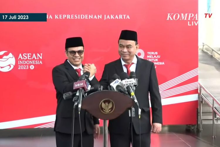 Menkominfo Budi Arie Setiadi dan Wakil Menkominfo Nezar Patria setelah pelantikan di Istana Negara, Senin (17/7/2023).