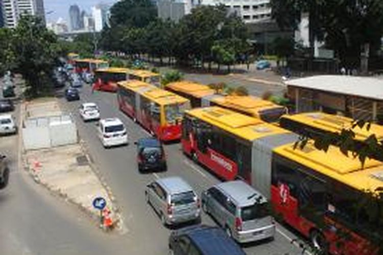 Antrean Transjakarta di Jalan Sudirman. Hal tersebut disebabkan karena salah satu bus mogok di depan halte Setia Budi Jakarta.